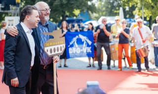 Szene bei der Premierenfeier des Films "Meister des Todes" am 30