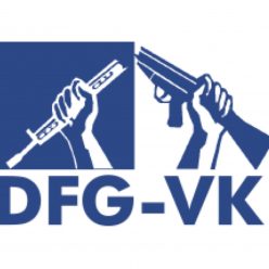 Das blaue DFG-VK-Logo zeigt zwei Hände, die ein Gewehr zerbrechen.