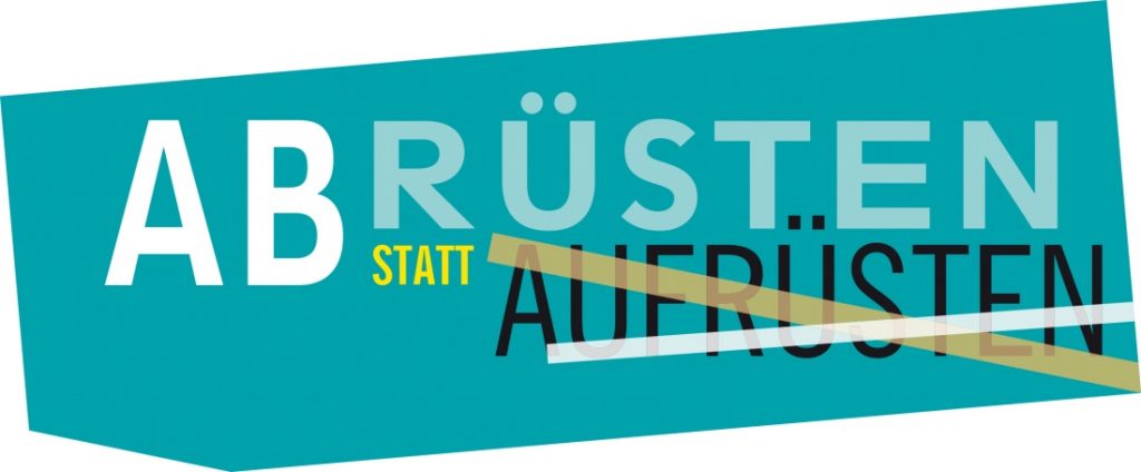 meergrünes Logo der Initiative "Abrüsten jetzt!" mit der Aufschrift "Abrüsten statt Aufrüsten." Das Wort Aufrüsten ist in schwarzen dünnen Großbuchstaben gedruckt und mit zwei hellen Balken durchkreuzt.