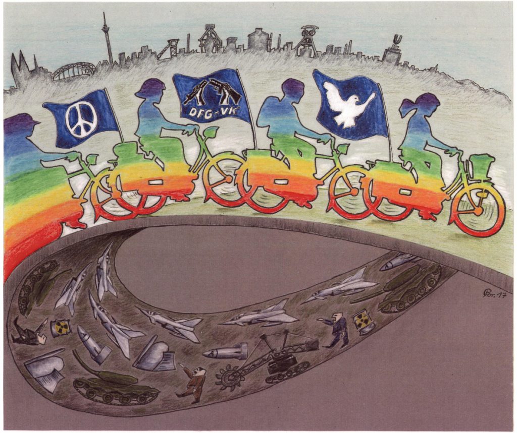 Ein gezeichnetes Bild, auf dem eine Reihe Radfahrer mit Friedensfahnen regenbogenfarbig von links nach rechts über einen Bogen fahren; erst beim zweiten Hinschauen erkennt man, dass sich darunter eine Art Teppich aus lauter Kriegsmaterialien wie Flugzeugen und Panzern in dunklen Farben aufzurollen scheint; darüber sieht man eine angedeutete Stadtsilouette.