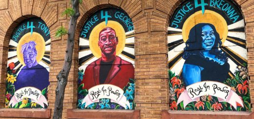 In den drei Nischen einer Ziegelmauer sind drei Portraits abgebildet, die an Heiligenbilder erinnern: mit einem angedeuteten Heiligenschein.