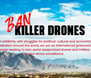 Rote und schwarze Schrift auf dem Hintergrund eines Panoramas der Wüste in Nevada, dem Militärstützpunkt Creech.