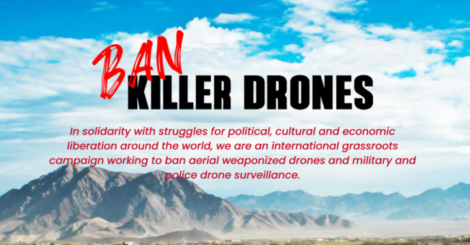 Rote und schwarze Schrift auf dem Hintergrund eines Panoramas der Wüste in Nevada, dem Militärstützpunkt Creech.