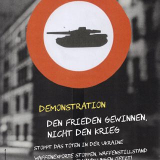 Vor einer schwarz-weißen verschwommenen Stadtfoto ist ein Durchfahrt-Verboten-Schild mit einem schwarzen Kampfpanzer in der Mitte.