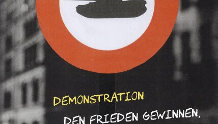 Vor einer schwarz-weißen verschwommenen Stadtfoto ist ein Durchfahrt-Verboten-Schild mit einem schwarzen Kampfpanzer in der Mitte.