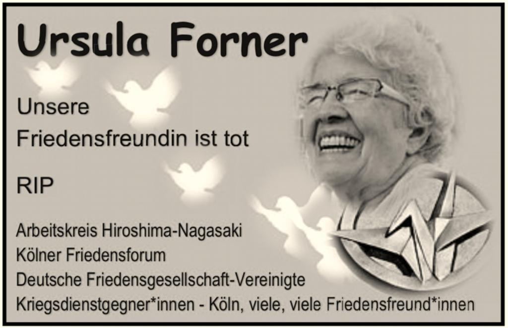 Traueranzeige in einer Zeitung. Eine strahlend lächelnde ältere Dame. Weiße Tauben und ein Origami-Kranich symbolisieren Frieden.