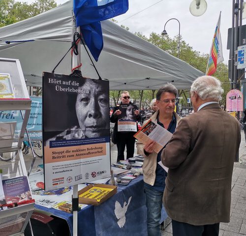 Infostand zum G7 Treffen in Hiroshima. Schluss mit der atomaren Bedrohung!