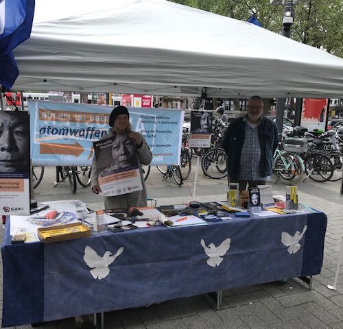Infostand zum G7 Treffen in Hiroshima. Schluss mit der atomaren Bedrohung!
