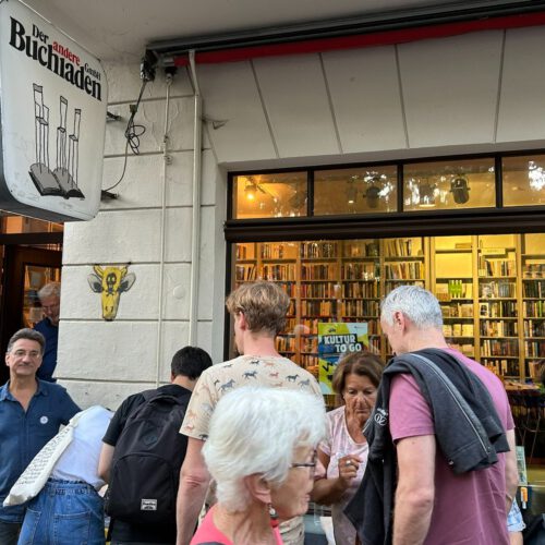 Gäste warten vor der Buchhandlung