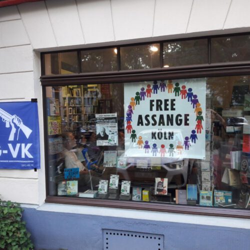 Scaufenster des anderen Buchladens, mit Free Assange Köln Plakat