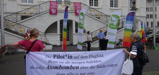 Transparent mit der Aufschrift: Du Pilot*in auf dem Flugfeld. Wenn sie dir morgen befeheln, du sollst Atombomben über die Städte tragen, dann gibt es nur eins: sag NEIN!