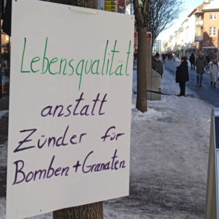Demo Troisdorf 20.1.2024, Plakat mit der Aufschrift: Lebensqualität anstatt Zünder für Bomben und Granaten