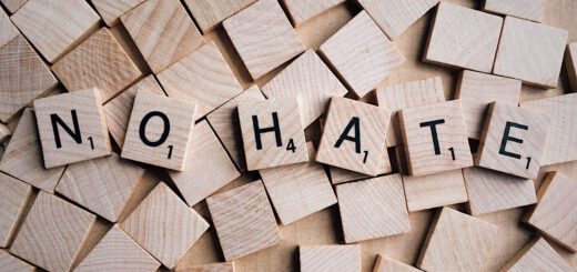 Hölzerne Spielplättchen mit Buchstaben, die zu "NO HATE" gelegt wurden.