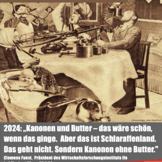 Zitate von Rudolf Heß (1936) und Clemens Fücks (2024) vor einer Fotomontage, auf der eine Familie Anfang des 20. Jahrhunderts um einen Esstisch versammelt sich von Eisenketten, Waffenteilen, Äxten ernährt.