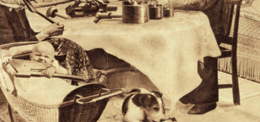 Zitate von Rudolf Heß (1936) und Clemens Fücks (2024) vor einer Fotomontage, auf der eine Familie Anfang des 20. Jahrhunderts um einen Esstisch versammelt sich von Eisenketten, Waffenteilen, Äxten ernährt.