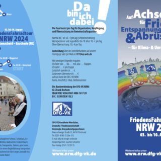 Werbeflyer für die Friedensfahrradtour NRW 2024 mit vielen Detail-Infos auf blauem Grund mit einer regenbogenfarbigen Grafik von Radfahrer*innen.