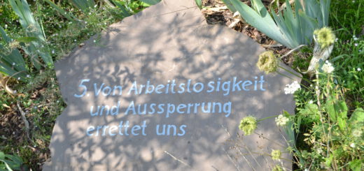 Ein heller Sandstein mit weißer Inschrift.