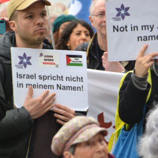 Gedrängt stehende Leute mit Schildern