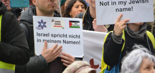 Gedrängt stehende Leute mit Schildern