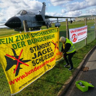 Protestaktion gegen Drohnen vor dem Bundeswehrstandort Jagel