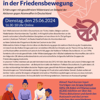 Grafische Elemente des Flyers beinhalten das Peace-Zeichen mit der zerbrochenen Rakete, einen gefalteten Kranich und Menschen, die im Kreis sitzen und miteinander reden.