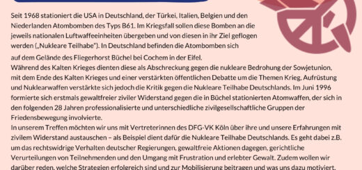 Grafische Elemente des Flyers beinhalten das Peace-Zeichen mit der zerbrochenen Rakete, einen gefalteten Kranich und Menschen, die im Kreis sitzen und miteinander reden.