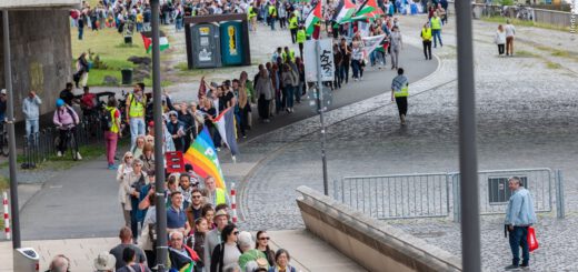 Demonstrationszug am Deutzer Ufer für ein Ende des Tötens in Palästina, 07.07.2024