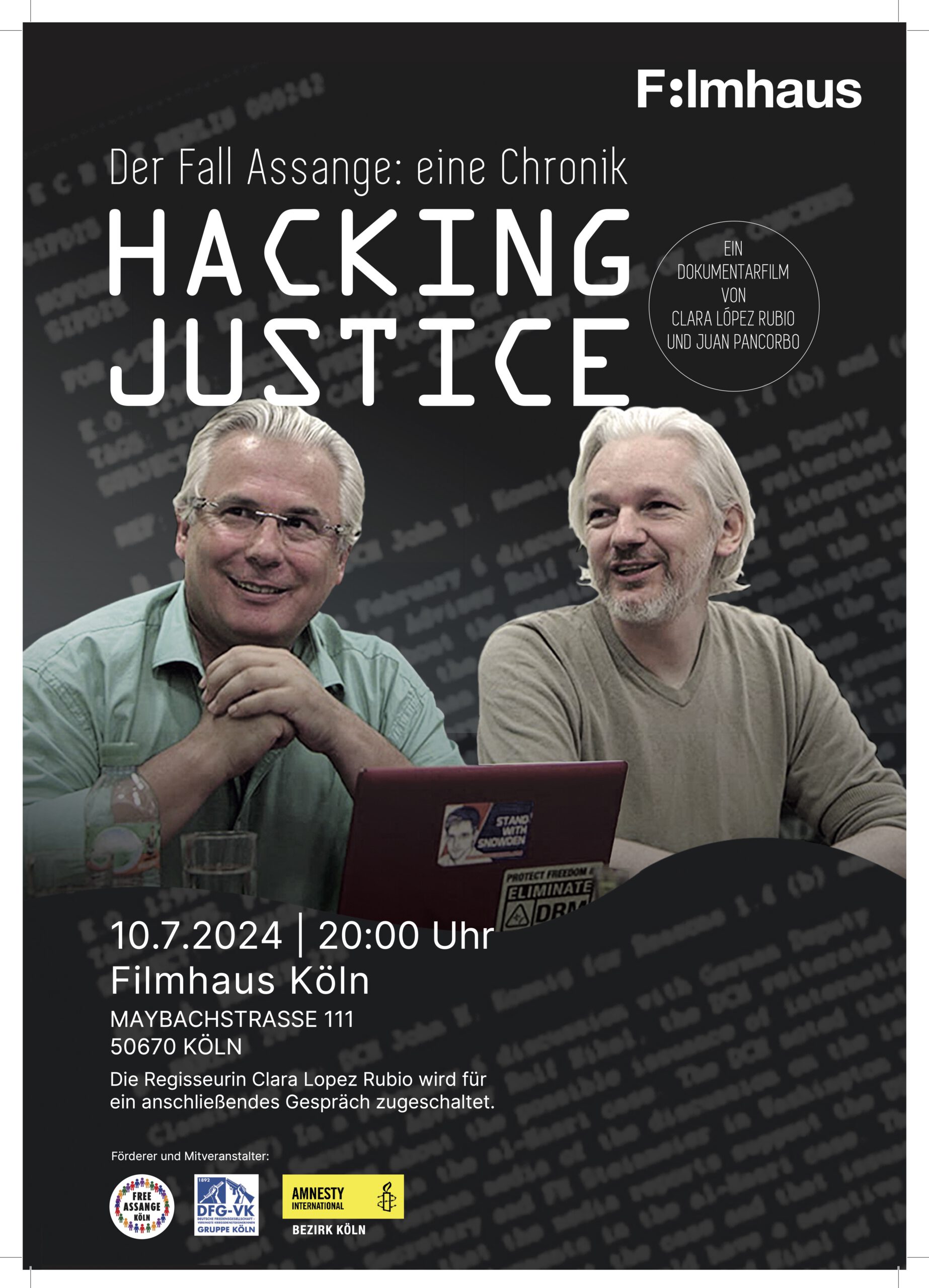 zwei Männer mit weißen Haaren sitzen nebeneinander vor einem aufgeklappten Laptop und schauen entspannt und freundlich nach vorn links. Auf dem Laptop-Deckel ein ein Aufkleber mit "Stand with Snowden" zu sehen.