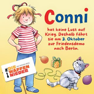 Ein Kind stemmt die Hände in die Seiten und lächelt den Betrachter an. Dabeben Luftballons, Luftschlangen und eine Katze