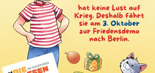 Ein Kind stemmt die Hände in die Seiten und lächelt den Betrachter an. Dabeben Luftballons, Luftschlangen und eine Katze