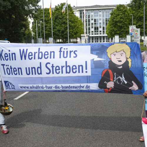 Aktion vor der Lüttich Kaserne, Banner Kein Werben fürs Töten und Sterben!