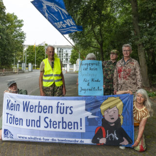 Aktion vor der Lüttich Kaserne in Köln, Banner kein Werben fürs Töten und Sterben