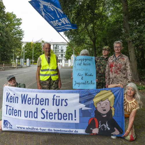 Aktion vor der Lüttich Kaserne in Köln, Banner kein Werben fürs Töten und Sterben