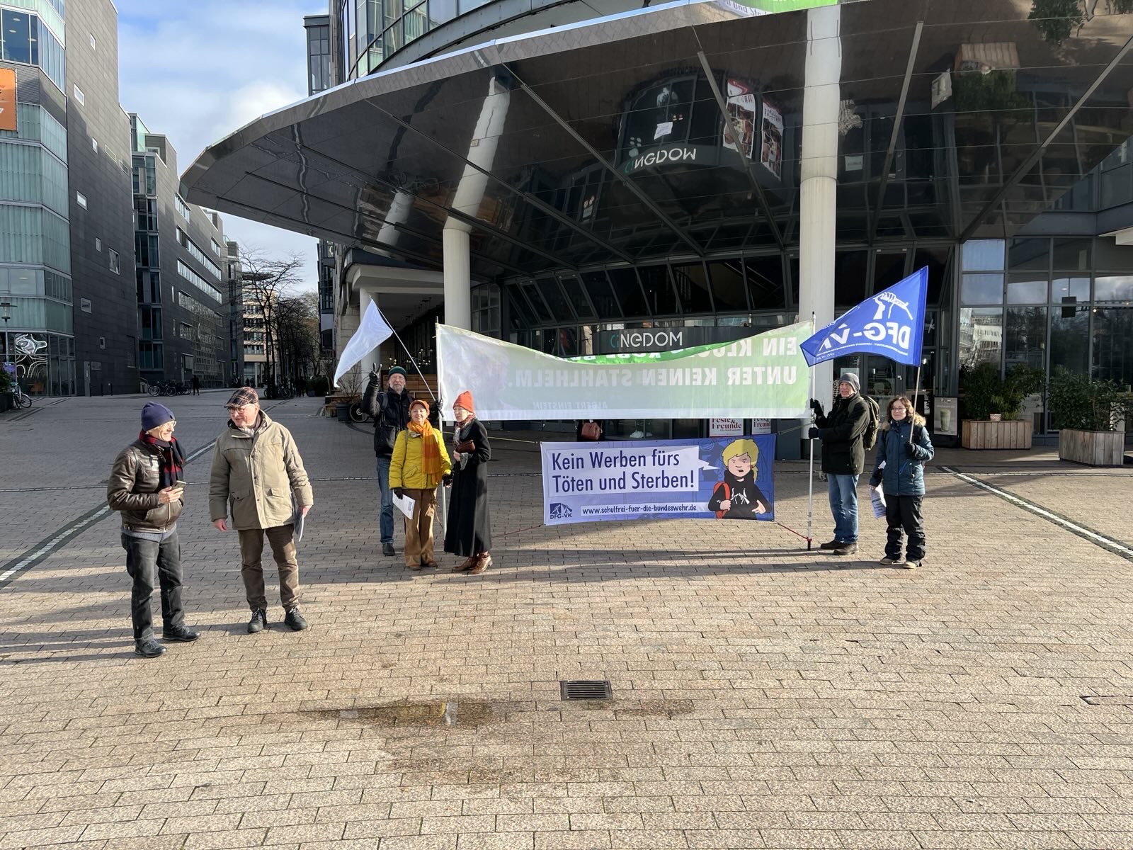 Keine Militärwerbung im Kino! - Kundgebung vor dem Cinedom am 26.1.2025