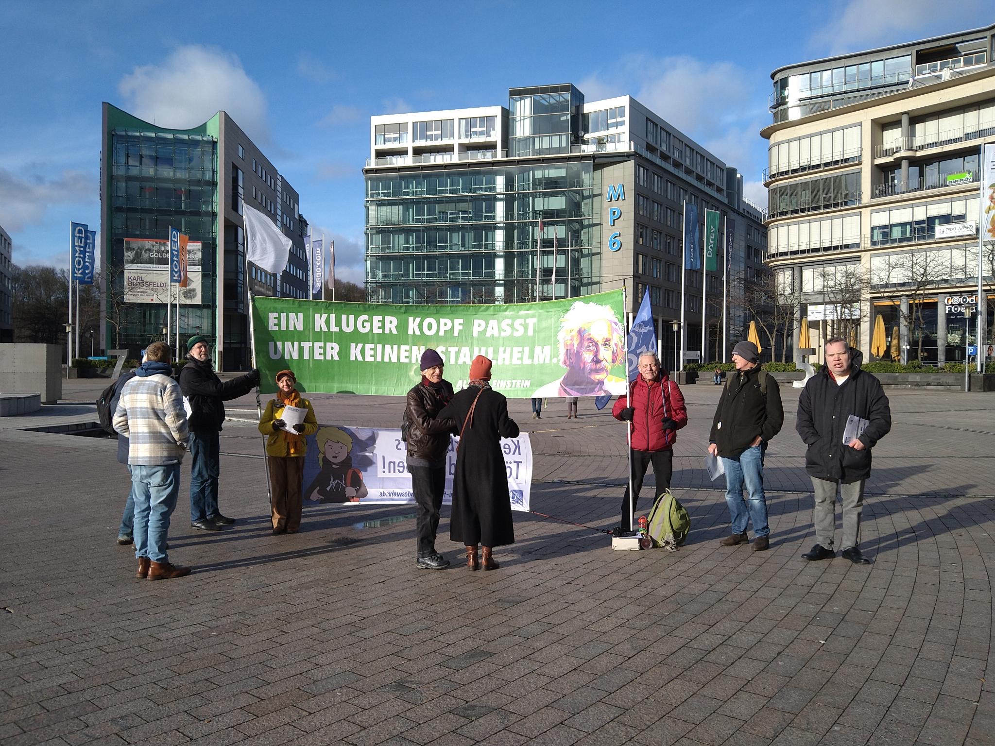 Keine Militärwerbung im Kino! - Kundgebung vor dem Cinedom am 26.1.2025