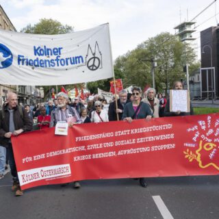 Friedensfähig statt kriegstüchtig - Banner an der Spitze des Kölner Ostermarsches 2025