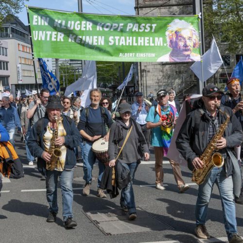 Musiker und Demonstranten beim Kölner Ostermarsch 2025