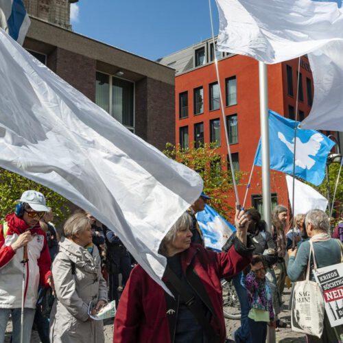 weiße Fahnen beim Kölner Ostermarsch 2025