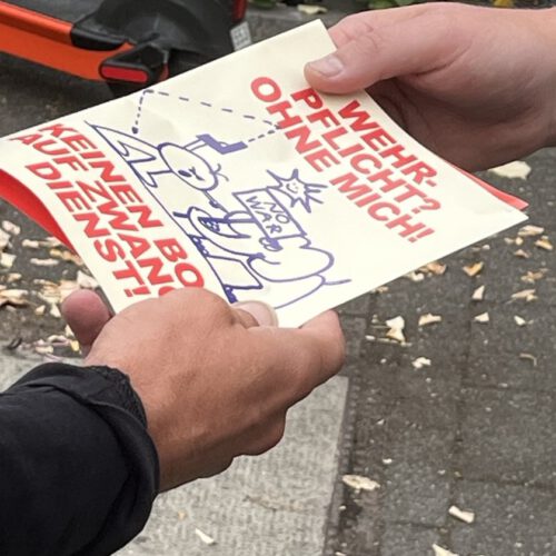 Flugblatt wird verteilt