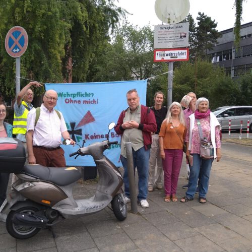 Mitglieder der DFG-VK bei der Verteilaktion vor dem Berufskolleg in Deutz