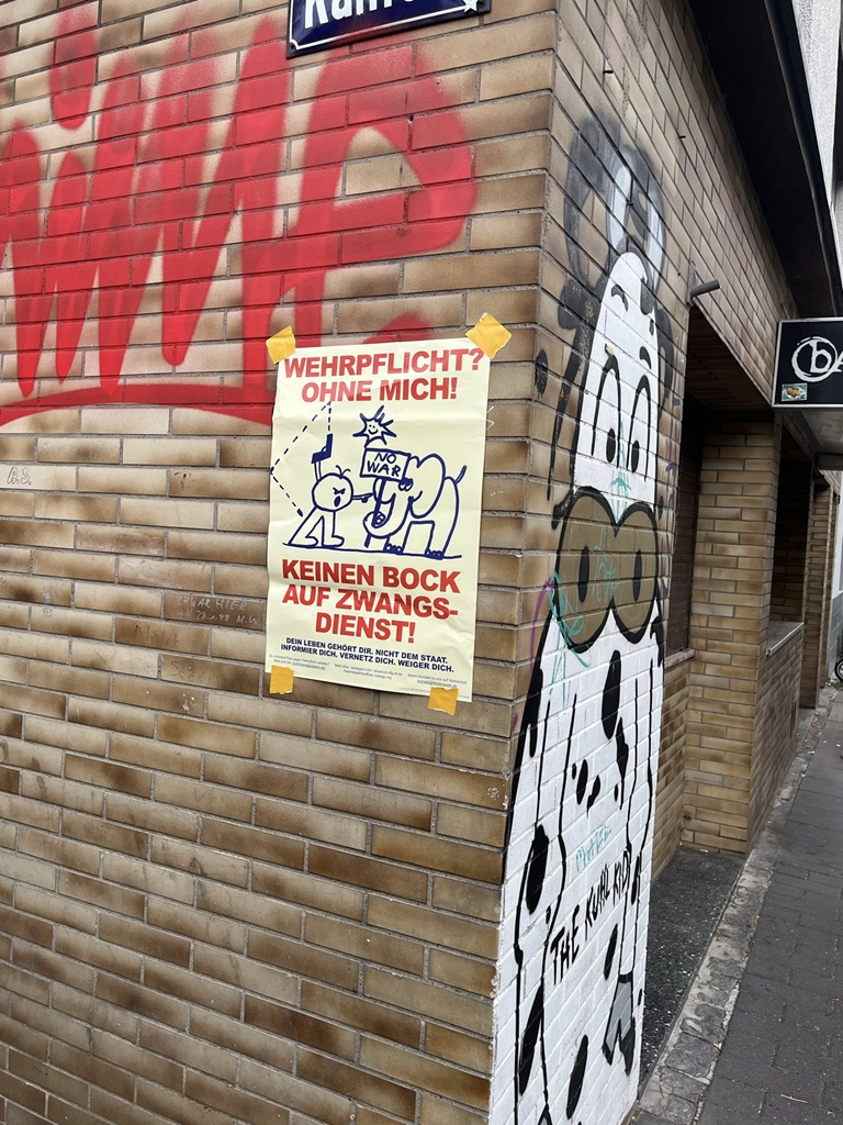 Plakat "Wehrpflicht? Ohne mich!" an Häuserwand