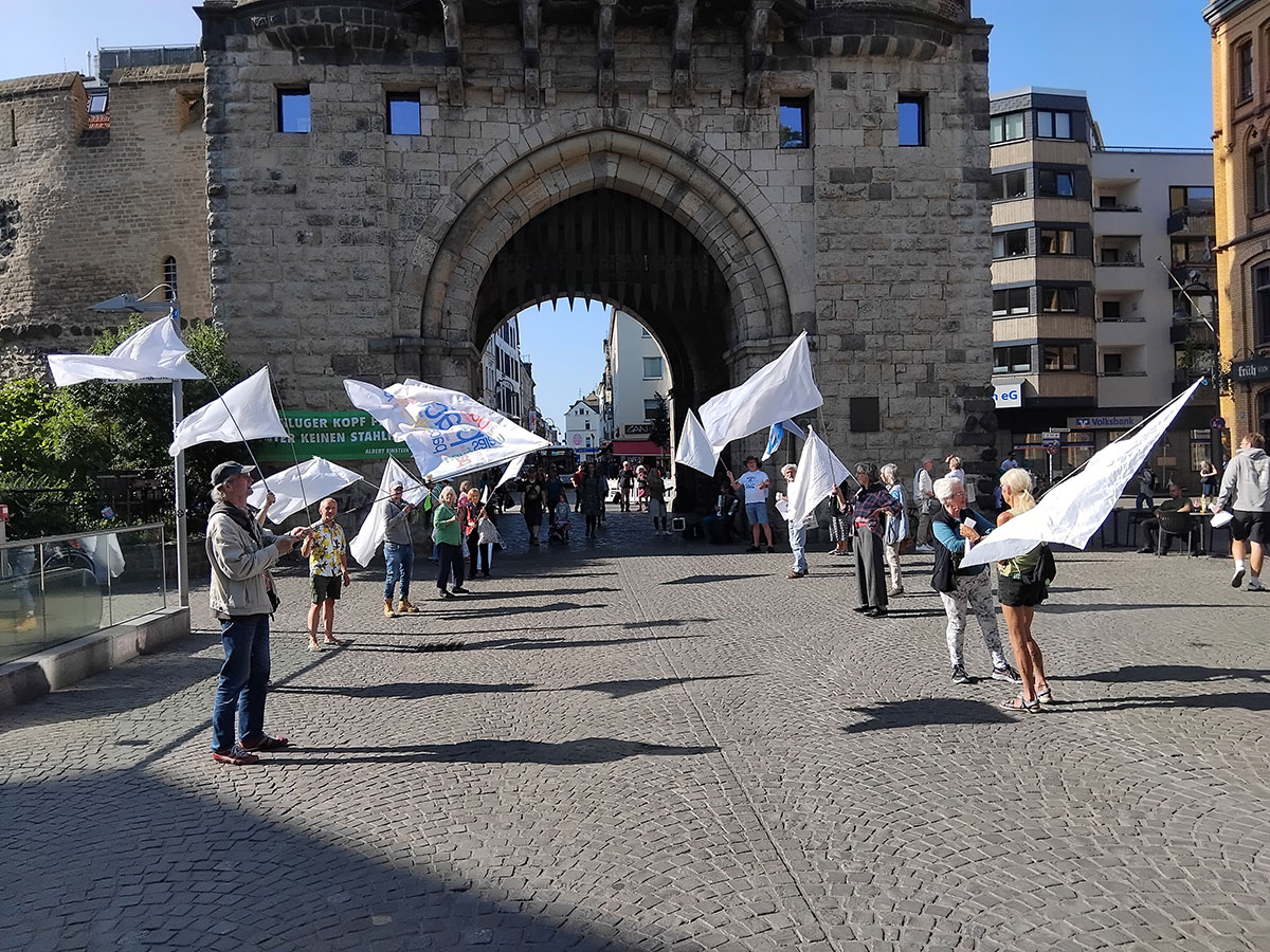 Weisse Fahnen auf dem Chlodwigplatz Foto: A.Erdmann
