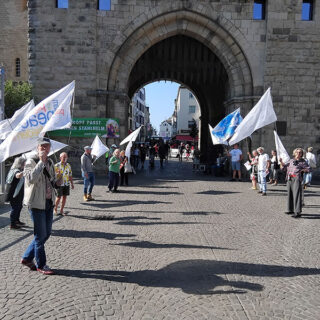 Foto: A.Erdmann – Weisse Fahnen auf dem Chlodwigplatz