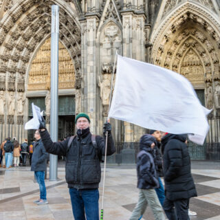 Heiligabend 2025 mit weißen Fahnen am Dom in Köln